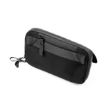 Riñonera negra con correa ajustable para usar como bandolera. Fabricada con material xPac X21 impermeable, cuenta con apertura de 180°, 7 bolsillos internos, 2 bolsillos externos, detalles en color ladrillo y cierres impermeables.