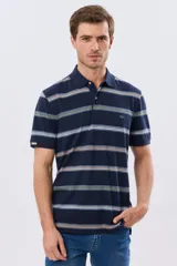 Remera polo de manga corta con diseño a rayas horizontales en tonos azules, celestes, verdes y beiges sobre base azul marino. Presenta cuello camisero con cierre frontal de botones y un pequeño logo bordado en el pecho.