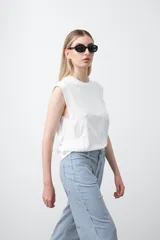 Remera sin mangas negra con hombros marcados y caída recta.