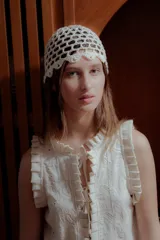 Gorro casquete color beige tejido al crochet con diseño calado.