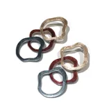 Par de aros colgantes con tres eslabones irregulares de diferentes colores: plateado, cobre y dorado.
