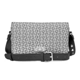 Cartera tipo bandolera Guess modelo Burnaby, con estampado de monograma de la marca en tonos gris y negro. Presenta una solapa frontal con cierre giratorio metálico, correa ajustable de cuero sintético negro y detalles de herrajes plateados.