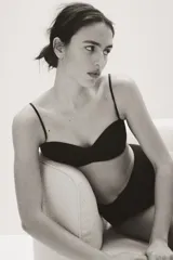 Soutien strapless de microfibra color negro, con copas acolchadas y tirantes finos ajustables y desmontables.