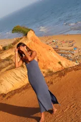 Vestido largo de punto color azul con sutiles motas beige, de corte recto, con tirantes finos regulables, escote redondo y pequeño tajo lateral en el bajo.