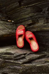 Sandalias de cuero color camel, con plataforma y hebilla dorada.