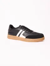 Championes urbanos modelo Osaka, confeccionados en poliuretano color negro con detalles en blanco en los laterales y suela de goma en tono tostado.