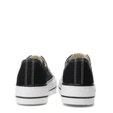 Championes urbanos color beige con plataforma blanca y cordones blancos.