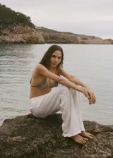 Pantalón blanco de lino y viscosa, con cintura elástica y corte recto.