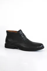 Bota de cuero color gris oscuro, con cordones y suela de goma negra.