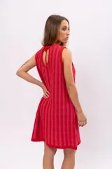 Vestido corto de tejido de punto a rayas verticales en tonos rosa y rojo. Incluye cinturón tejido con flecos.