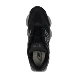 Championes urbanos New Balance modelo 9060, color negro con detalles en gris. Presentan un diseño robusto con tecnología Cordura, combinando materiales de gamuza y malla, con el logo N característico en los laterales y una entresuela esculpida de gran volumen.