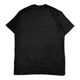 Remera negra de algodón con cuello redondo y estampado frontal en blanco. El estampado presenta un texto estilizado en la parte superior y tres figuras humanas escalando estrellas o cruces estilizadas en la parte inferior.