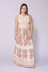Falda larga color crema con estampado floral en verde oliva, cintura elastizada tipo smock y cordón ajustable con borlas.