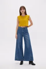 Top cropped negro de algodón con elastano, al cuerpo, con cuello redondo a la base y diseño sin mangas.
