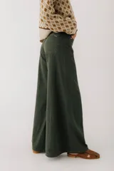 Jean de corte wide leg con tiro alto, confeccionado en denim azul. Presenta un diseño de pierna muy amplia, costuras laterales marcadas y ruedo deshilachado.