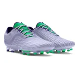 Championes de fútbol Under Armour Clone Magnetico Elite 3.0, color gris claro con detalles en verde brillante y violeta. Presentan tecnología UA Clone en la parte superior para un ajuste personalizado, impresión 3D para mayor control del balón, talón moldeado y suela ligera con tacos optimizados para tracción.