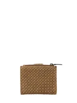 Billetera bifold de cuero y suede color marrón con diseño trenzado y cierre de broche magnético. Incluye compartimento con cremallera y ranuras para tarjetas.