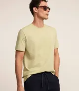 Remera de manga corta y cuello redondo, confeccionada en algodón peruano de alta calidad. Presenta un diseño liso y corte cómodo, ideal para uso diario.