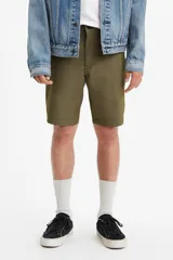 Bermuda de gabardina color verde oliva, corte recto y largo a la rodilla.