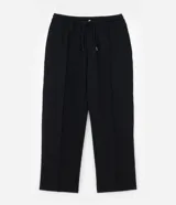 Pantalón de vestir negro, de corte recto, con cintura elástica ajustable con cordón, trabillas para cinturón, cierre de botón y cremallera, y bolsillos laterales. Confeccionado en poliéster, viscosa y elastano.