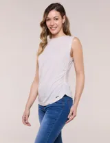 Musculosa de modal color blanco, de silueta semi entallada y caída fluida, con escote a la base, sisa amplia, frunces drapeados en los laterales y ruedo curvo.