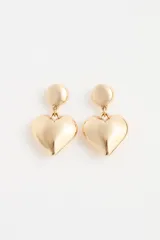 Aros colgantes con diseño de corazón grande en acabado dorado brillante, con cierre de perno.