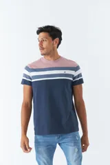 Remera de hombre a rayas horizontales en tonos rosa, blanco y azul marino. Tiene logo bordado en el pecho y corte regular.