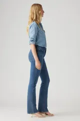 Pantalón de jean azul de tiro alto, ajustado en cadera y muslos, con pierna acampanada.