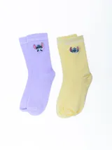 Pack de dos pares de medias de caña media, una color lila y otra color amarillo pastel, ambas con diseño bordado de Stitch.