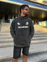 Buzo gris nevado con capucha y bolsillo tipo canguro. Estampado frontal con la palabra "BASED" y un logo.