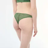 Conjunto de lencería compuesto por un corpiño tipo bralette triangular de encaje y una bombacha tipo vedetina a juego, ambos en color verde.