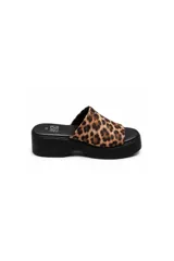 Sandalia plataforma tipo chinela con capellada ancha de pelo con estampado animal print de leopardo, base negra alta y plantilla acolchada.