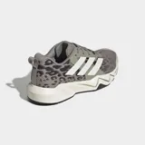 Championes de entrenamiento Adidas Rapidmove Go, con diseño estampado de leopardo en tonos grises y detalles en blanco. Presentan las icónicas tres tiras laterales, mediasuela Lightmotion con diseño geométrico y tecnología Climacool para mayor transpirabilidad.