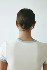 Remera corta de algodón blanca con ribetes celestes en el cuello y las mangas. Presenta un estampado frontal con la inscripción "Douceur de vivre" y una ilustración de tostadas con mermelada y un frasco.