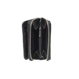 Billetera mediana de cuero vacuno color negro, con cierre perimetral y aplique ovalado con el logotipo grabado en relieve en el centro.