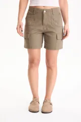 Short cargo de gabardina color verde militar, tiro medio, con bolsillos laterales y detalles de ojalillos metálicos en los bolsillos delanteros.