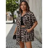 Conjunto de dos piezas compuesto por una camisa de manga corta con cuello italiano y cierre frontal de botones, y un short con cintura elástica y bolsillos laterales. Ambas prendas presentan un diseño estampado de animal print.