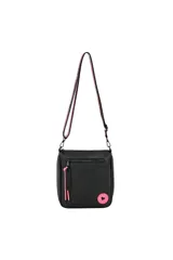 Bandolera negra con correa de tela ajustable en negro y rosa, cierre de cremallera superior, bolsillo frontal con cierre y detalle de borlas rosas. Incluye un parche circular rosa con un corazón negro en la parte inferior derecha.
