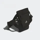 Bolso de running Adidas color negro, diseñado para llevar en la cadera. Cuenta con un bolsillo principal con cierre de solapa y un compartimento elástico para objetos personales, con correa ajustable y logo de la marca estampado en el frente.
