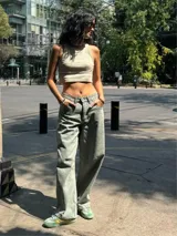 Pantalón de jean celeste de corte recto y tiro bajo.