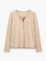 Remera de algodón con spandex, color negro, de manga larga y ajuste al cuerpo. Presenta un escote redondo con cartera frontal de botones y detalle de cordón decorativo en contratono.