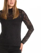 Blusa de encaje negro con cuello alto y mangas largas. Incluye musculosa interna a tono para mayor cobertura.