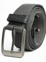 Cinturón de lona color negro con hebilla metálica rectangular en tono plateado oscuro.