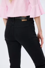 Pantalón de jean de corte recto y calce relajado, confeccionado en algodón con elastano.