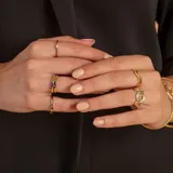 Anillo de oro 10k con diseño de eslabones entrelazados, decorado con pequeñas circonias brillantes incrustadas.