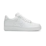 Championes Nike Air Force 1 de corte bajo, color blanco total, con diseño clásico de cuero, perforaciones en la puntera para mayor ventilación y suela de goma con unidad de aire encapsulada.
