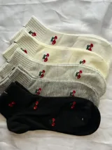 Pack de cinco pares de medias con estampado de cerezas, en colores blanco, amarillo claro, gris claro, gris y negro.