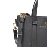 Cartera tote compacta estructurada de símil gamuza color negro, con asas cortas rígidas y correa larga regulable y desmontable. Cuenta con compartimento principal con cierre superior, bolsillo interno con cierre y herrajes metálicos dorados.