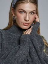 Sweater de tejido de punto con cuello alto tipo tortuga, de corte holgado y mangas largas con puños acanalados.