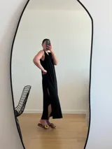 Vestido largo azul marino de manga corta, con cuello redondo y textura acanalada.